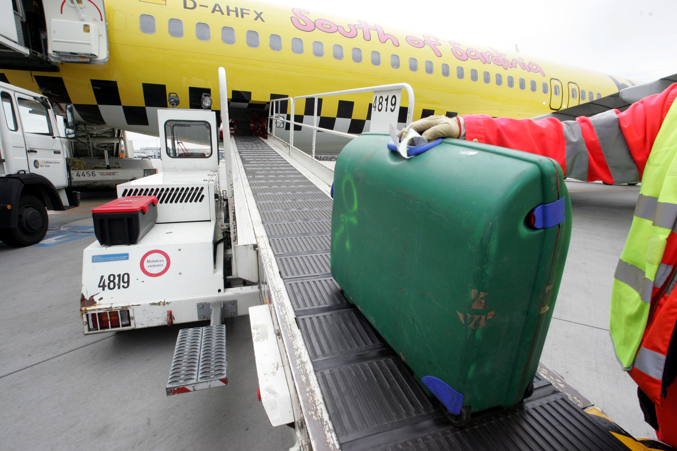 Airlines: EU Consumers Denounce 7 Carriers Over Hand Luggage Surcharges