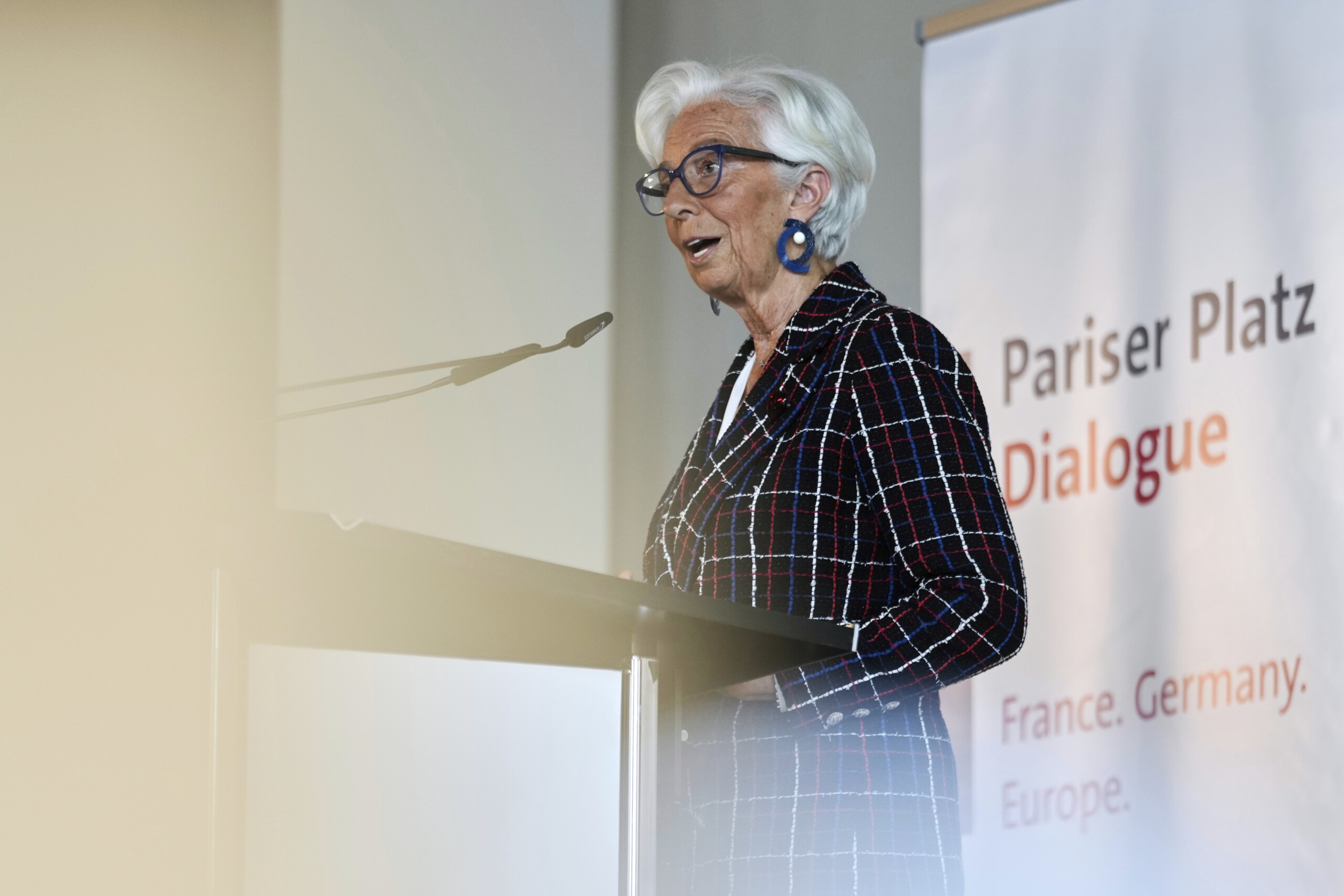 ECB denies rumors of departure: "Lagarde determined to complete her mandate"