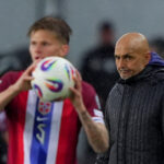 Football: 800,000 spectators abandon second half of Norway-Italy match, average attendance 5.5 million