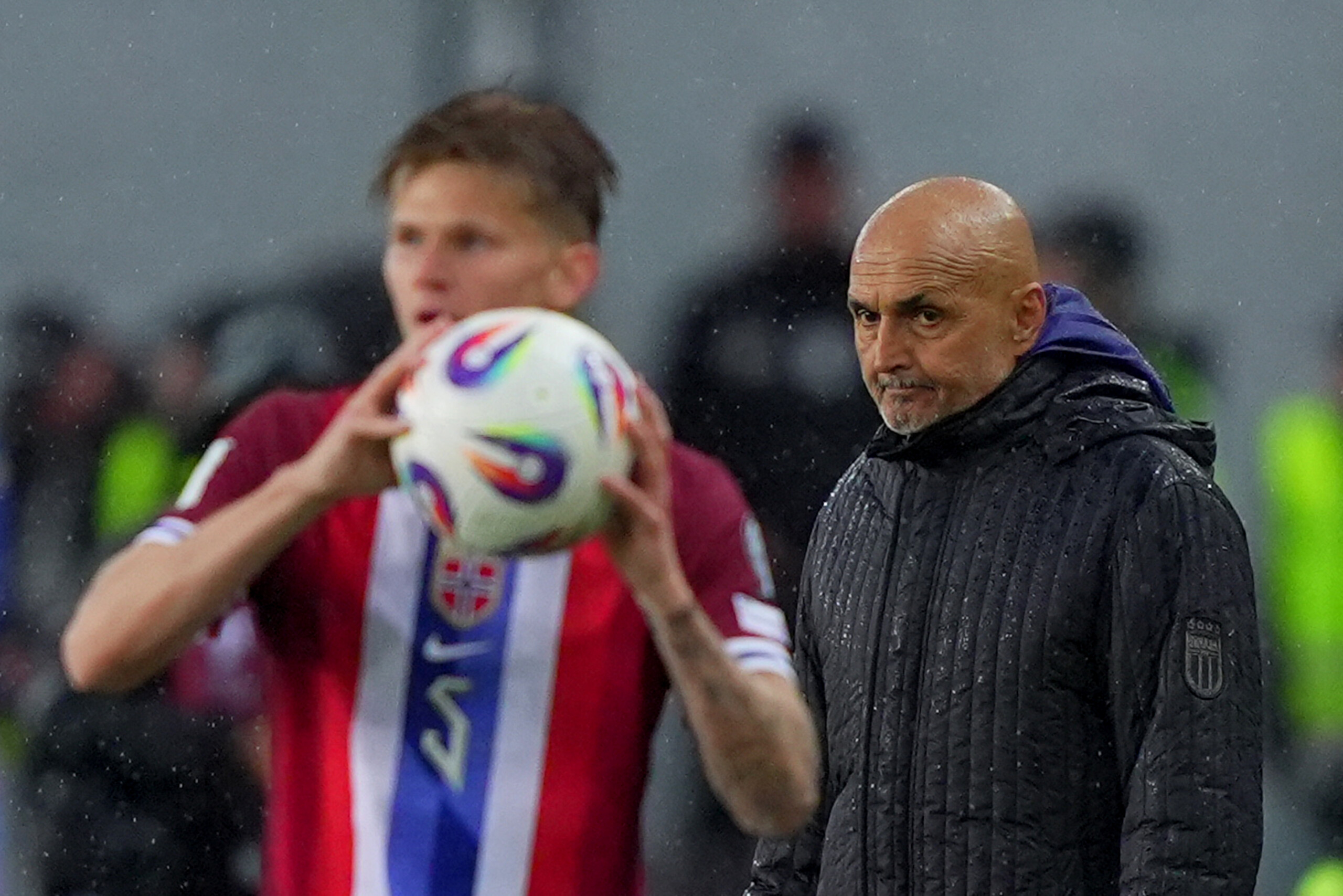 Football: 800,000 spectators abandon second half of Norway-Italy match, average attendance 5.5 million