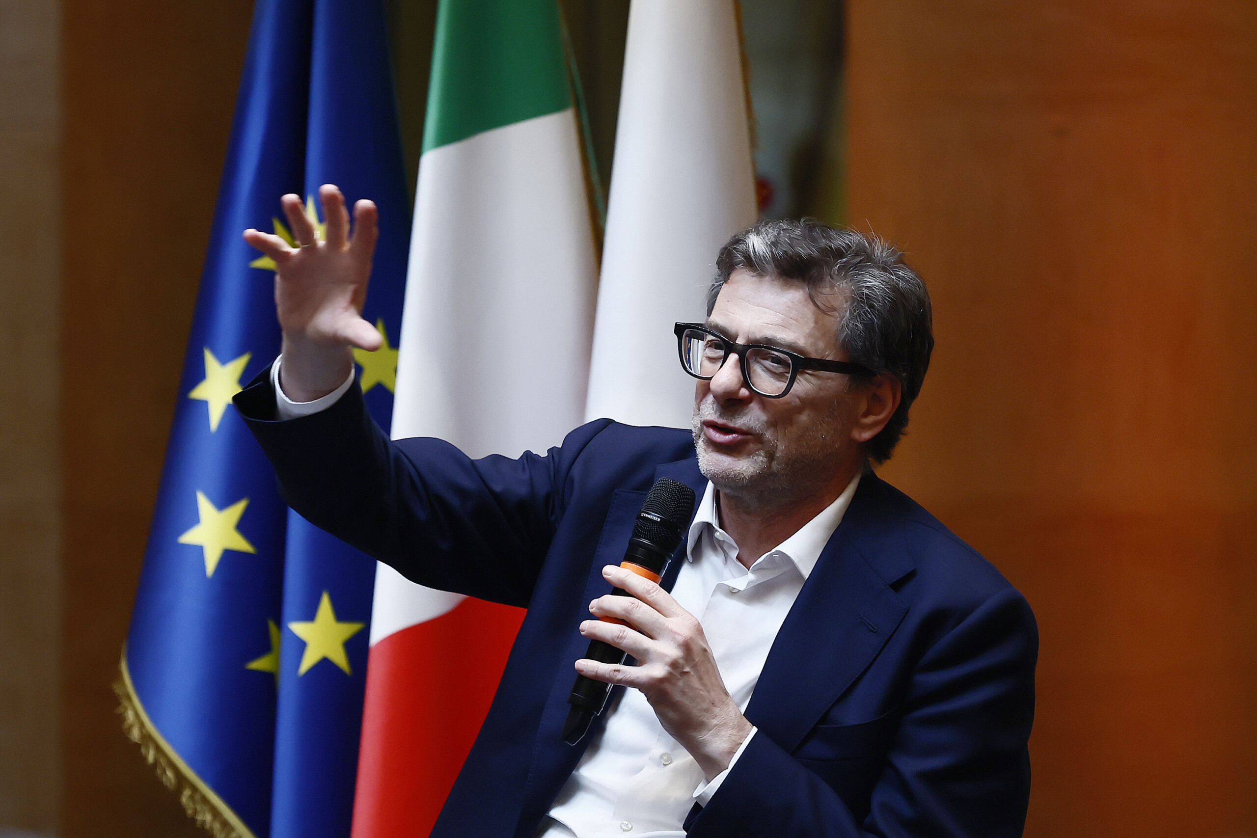 GDP, Giorgetti: "Positive growth, Italy performs better than others"
