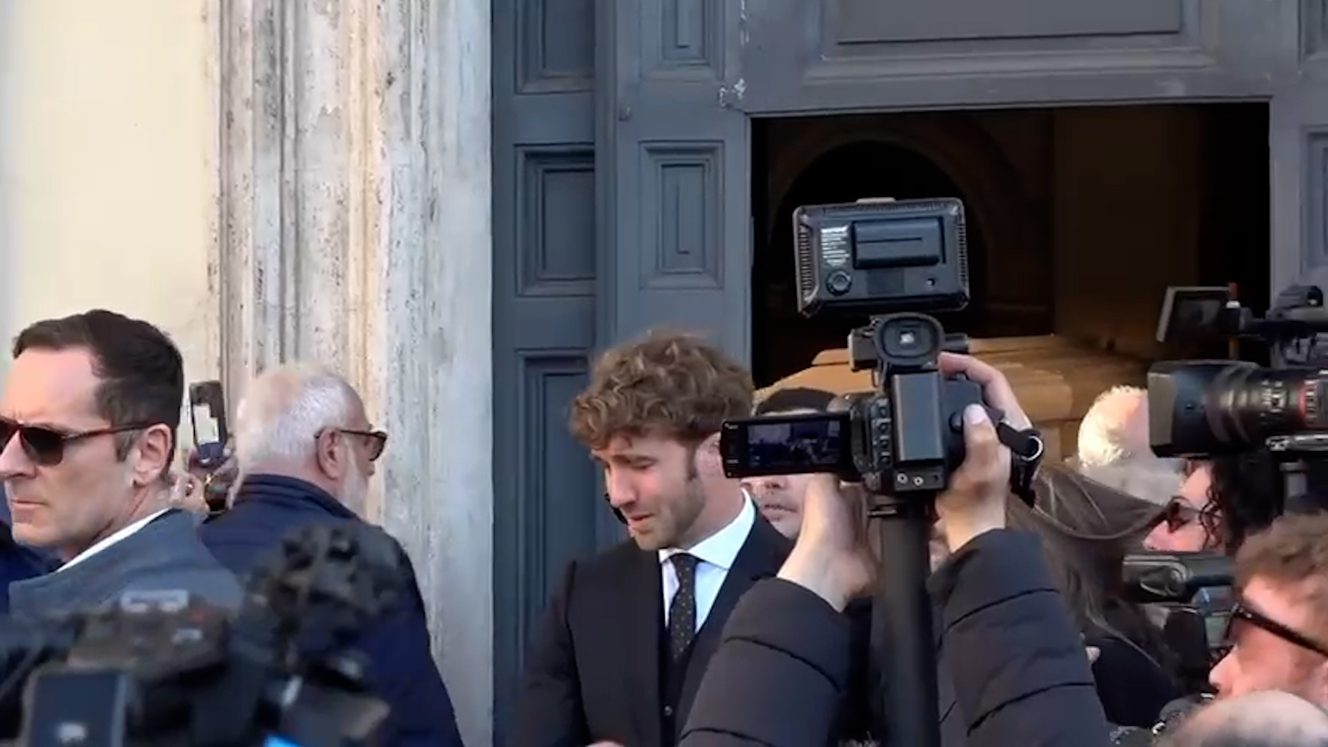 Giorgi: funeral in Rome, coffin carried in on Pink Floyd notes