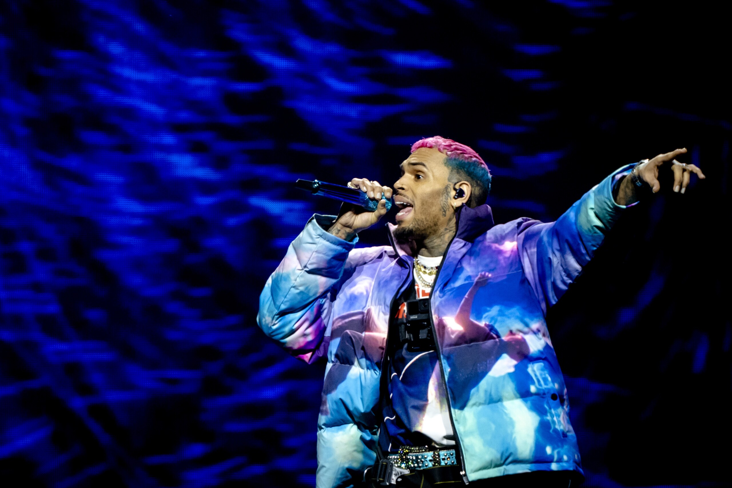 Music: accused of assaulting a producer, Chris Brown pleads not guilty