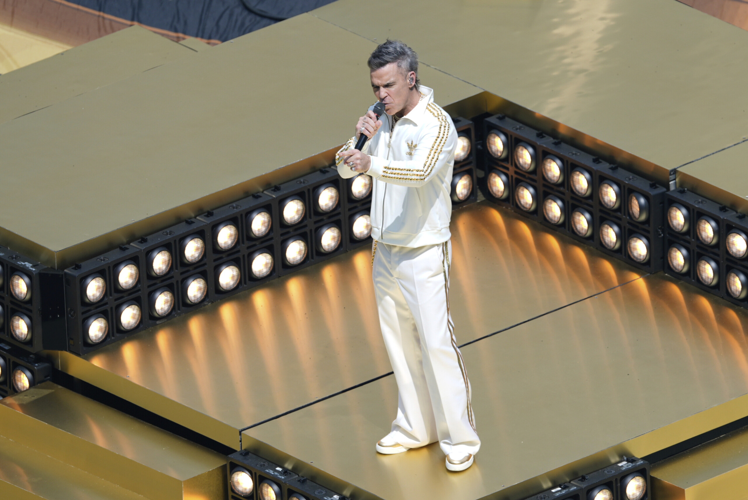 Music: Robbie Williams, new album “Britpop” out on 10 October