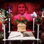 Pippo Baudo: queue at the Teatro delle Vittorie before the opening of the funeral chapel