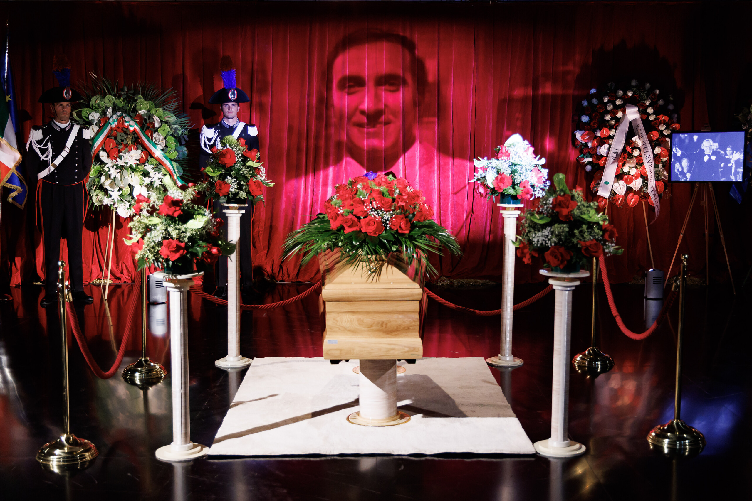 Pippo Baudo: queue at the Teatro delle Vittorie before the opening of the funeral chapel