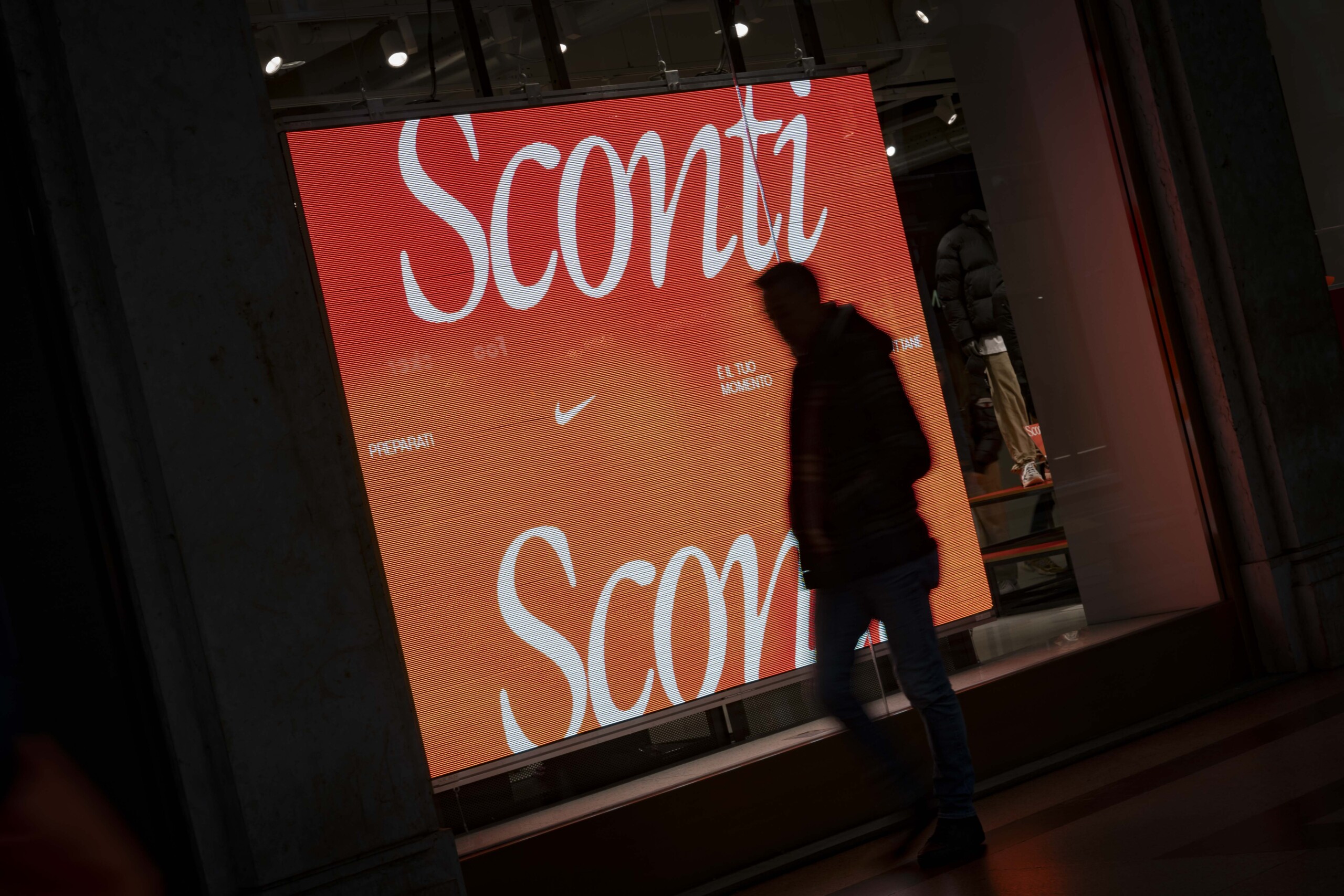 Sales: Fismo-Confesercenti, with 700 million spent on discounts before the start