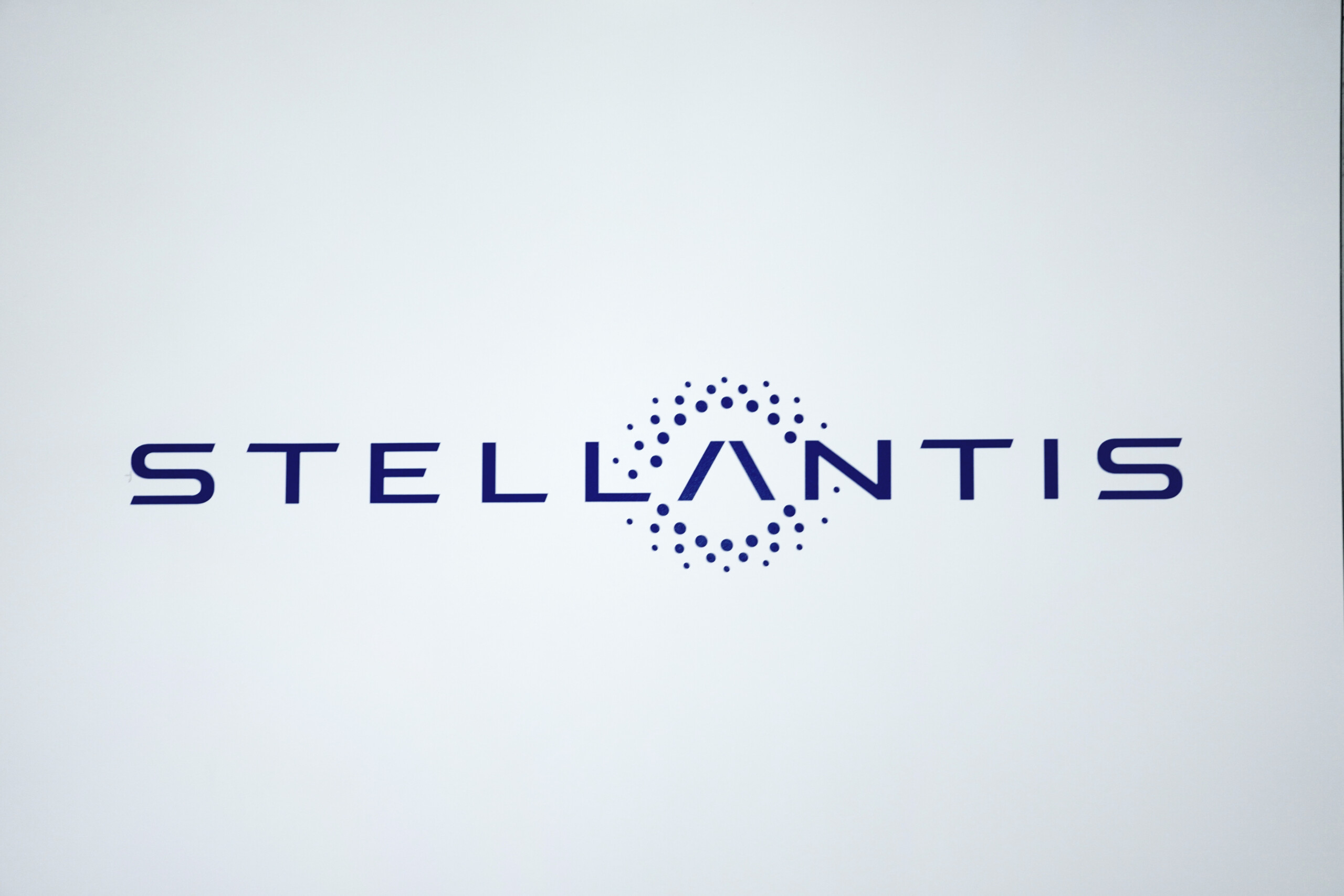 Stellantis suspends guidance 2025 due to tariff uncertainties