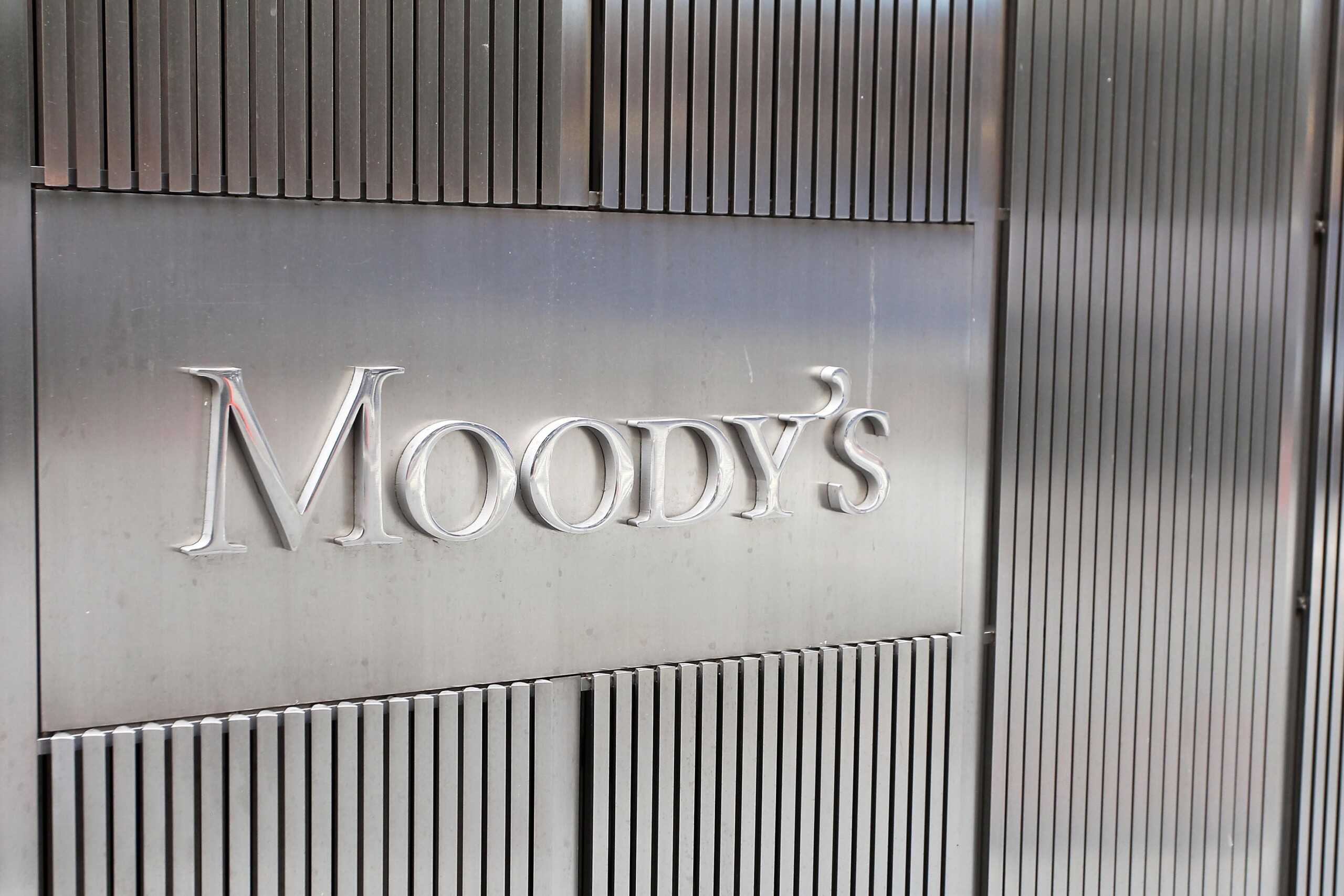 USA: Moody's downgrades rating, triple A lost