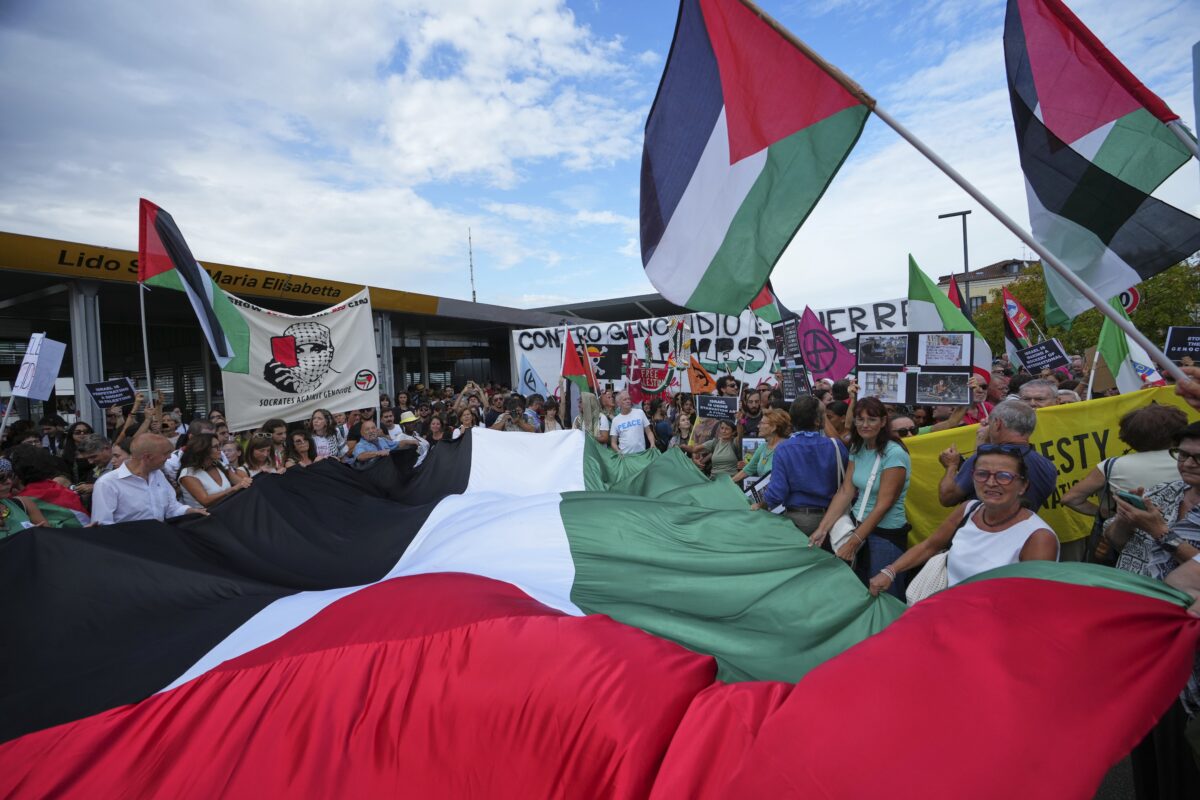 Venice 82, Emanuela Fanelli also at the pro-Pal parade at the Lido