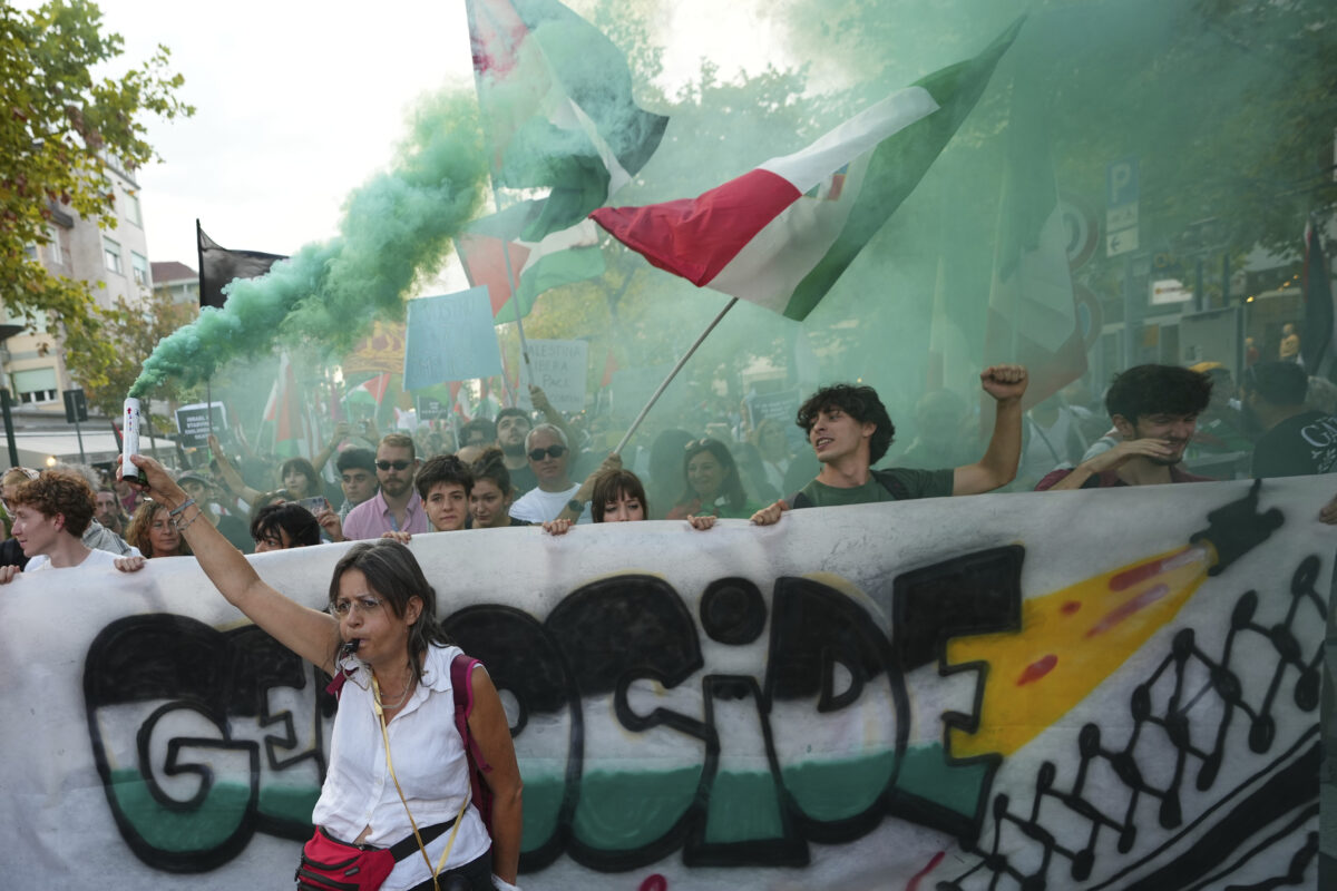 Venice 82, protesters on the beach: they throw a flag shouting “Free Palestine”