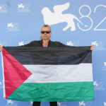 Venice 82: Piero Pelù at the Film Festival with the Palestinian flag