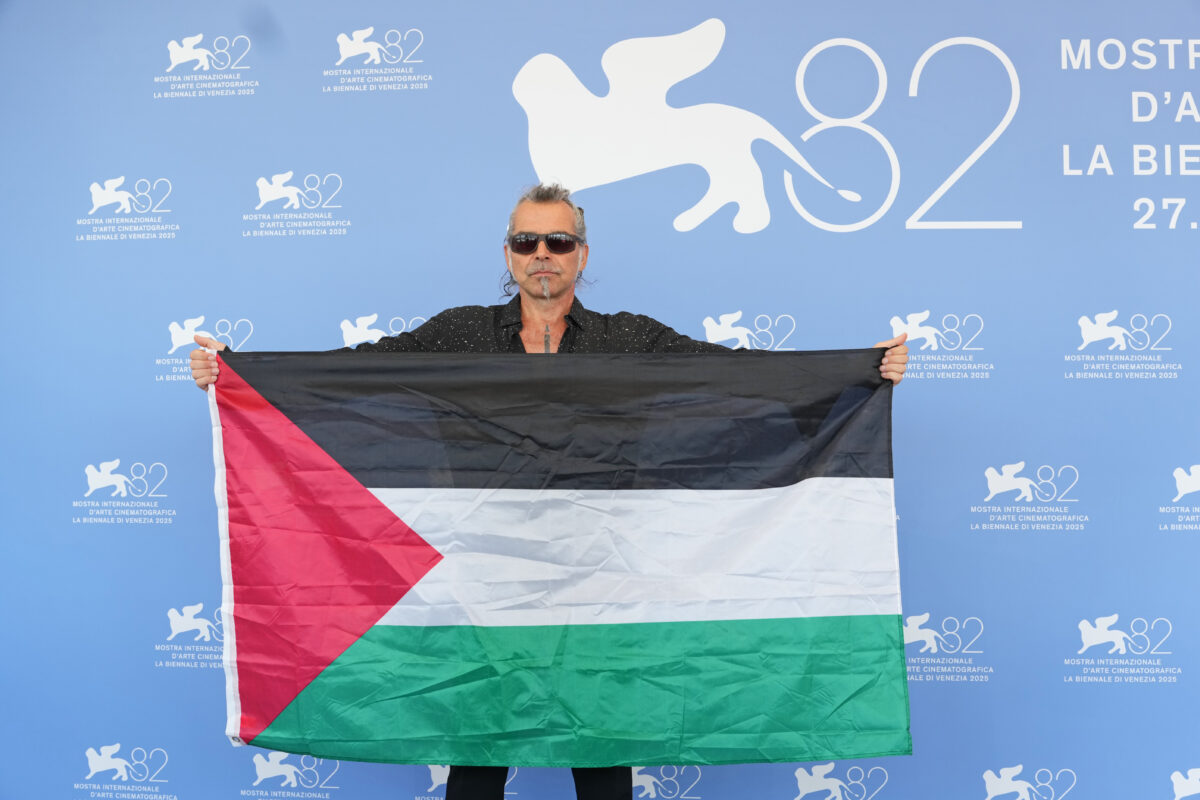 Venice 82: Piero Pelù at the Film Festival with the Palestinian flag