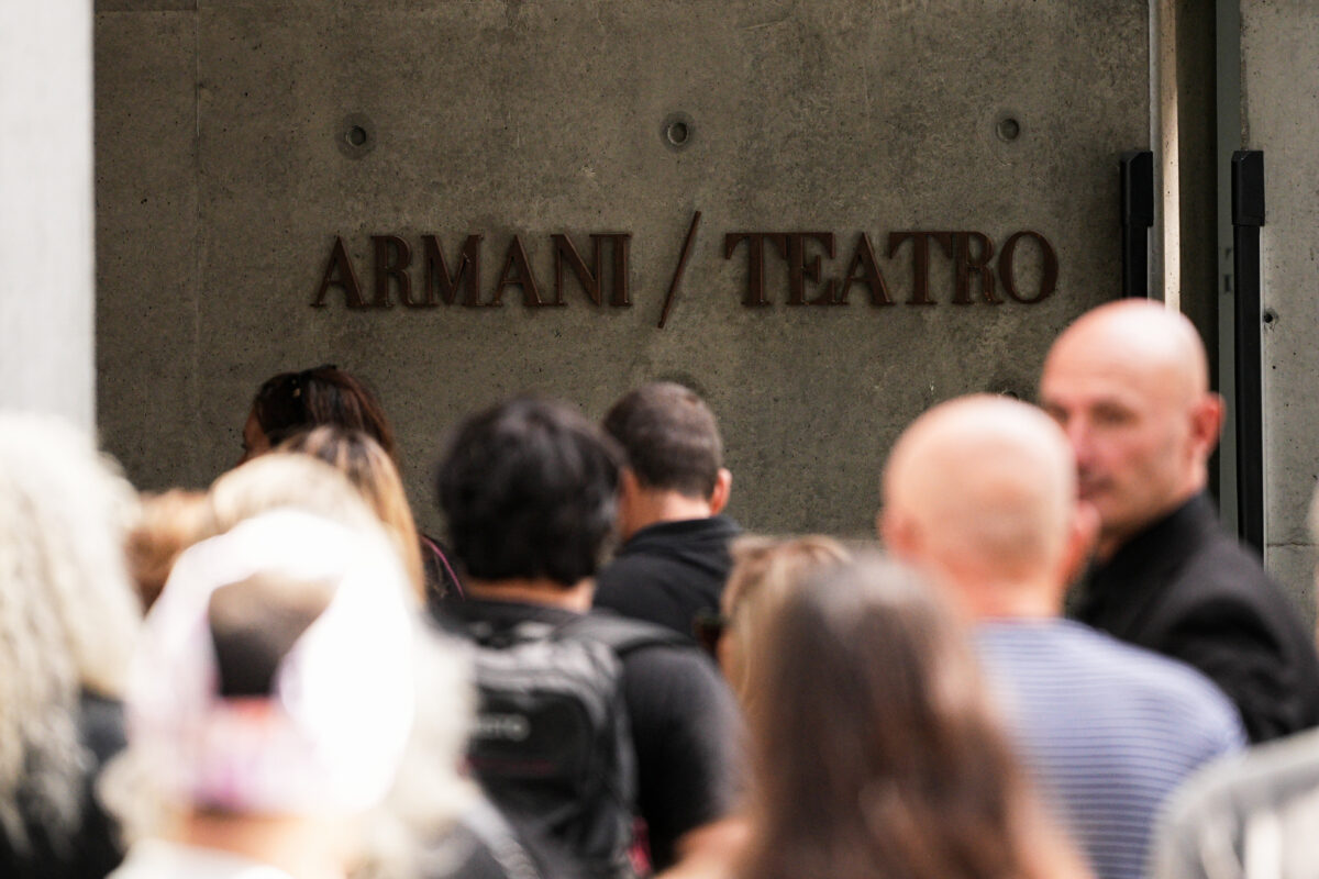 Armani: lying in state ends, 10,000 queue for final farewell