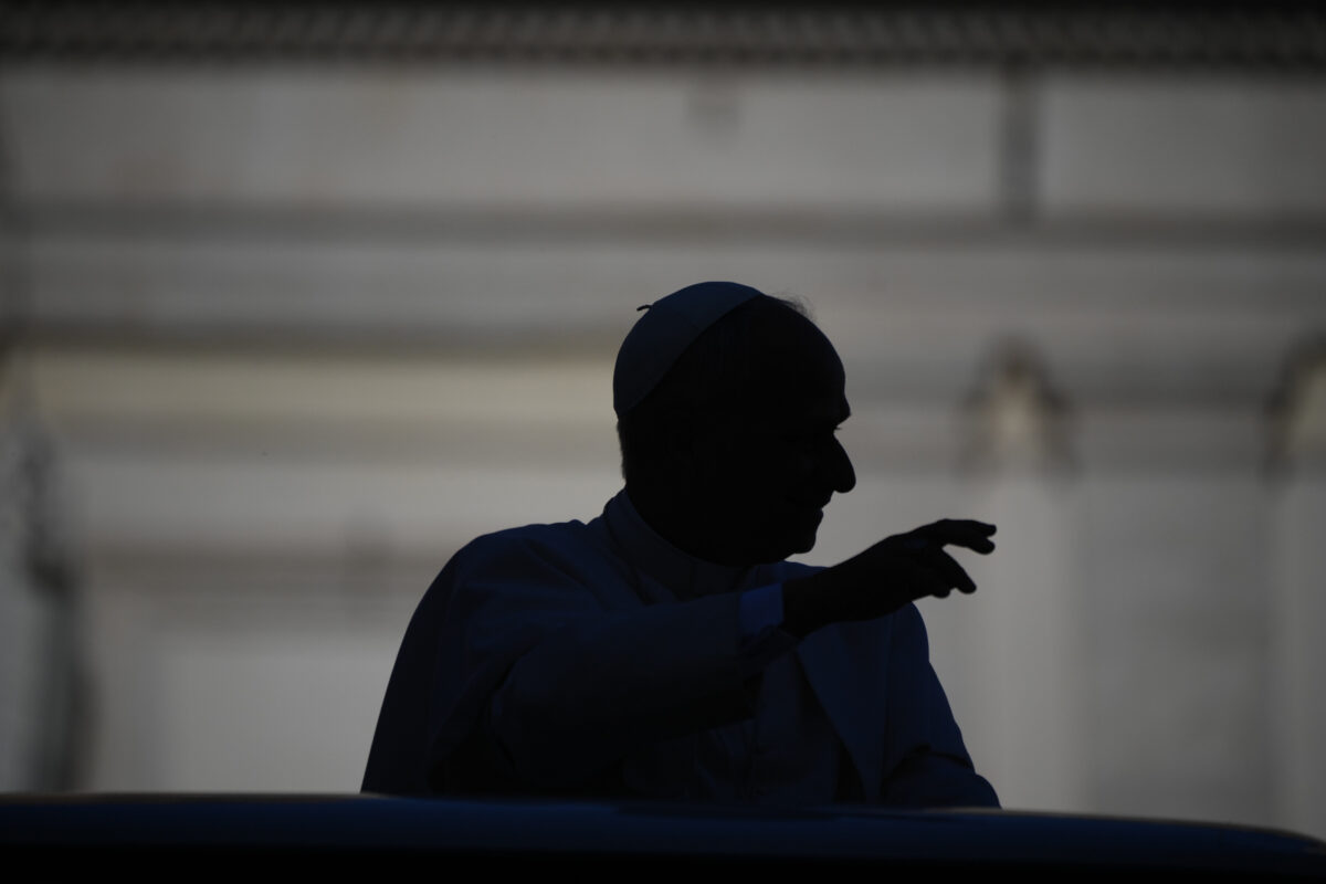 Pope: meets 15 victims of clergy abuse for three hours Pope: meets 15 victims of clergy abuse for three hours