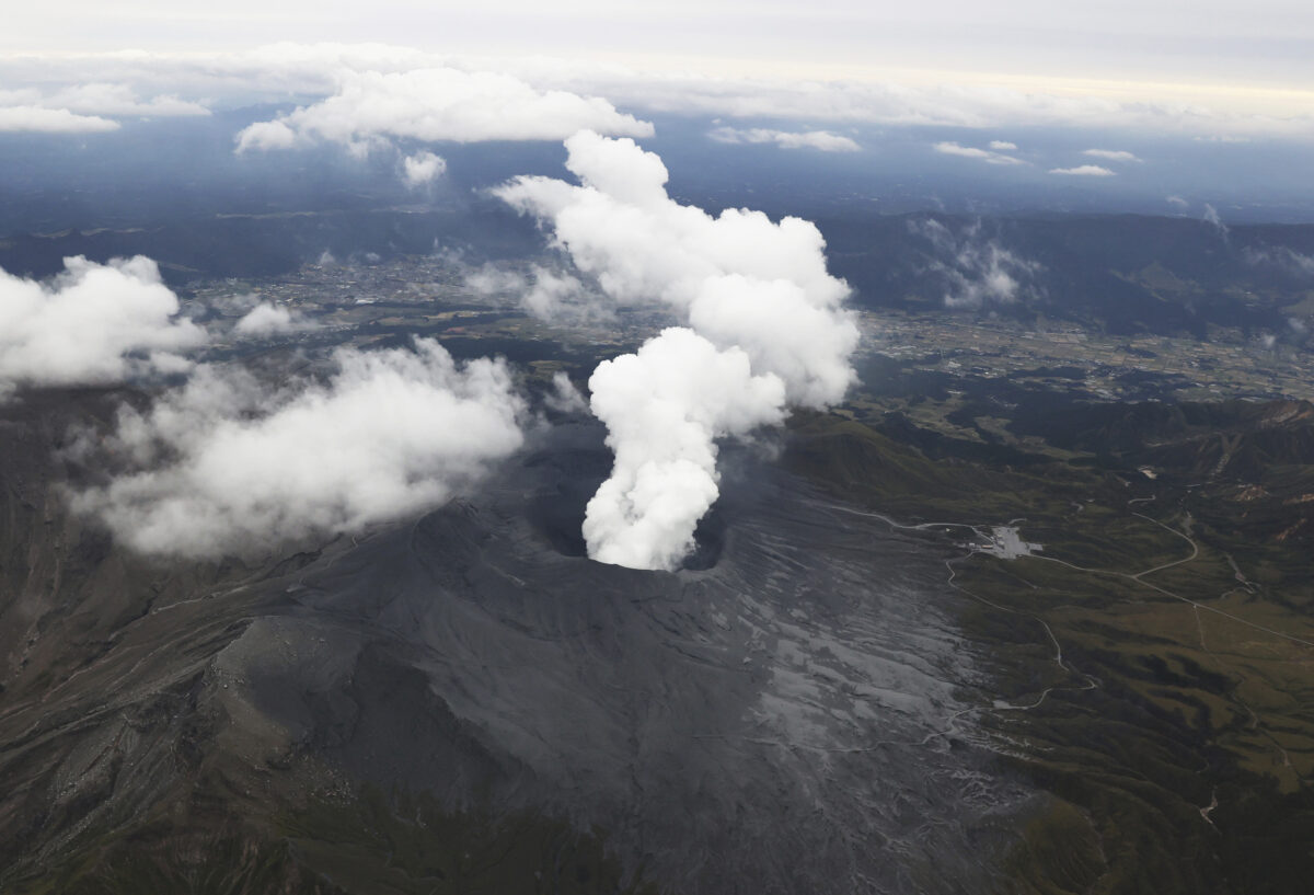 Japan: Sakurajima volcano erupts, sending a column of smoke more than 4 km high into the air Japan: Sakurajima volcano erupts, sending a column of smoke more than 4 km high into the air