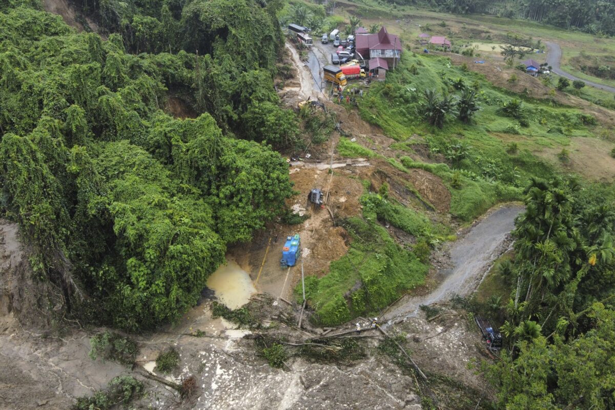 Indonesia: at least 18 dead in two landslides, search ongoing for 34 missing persons