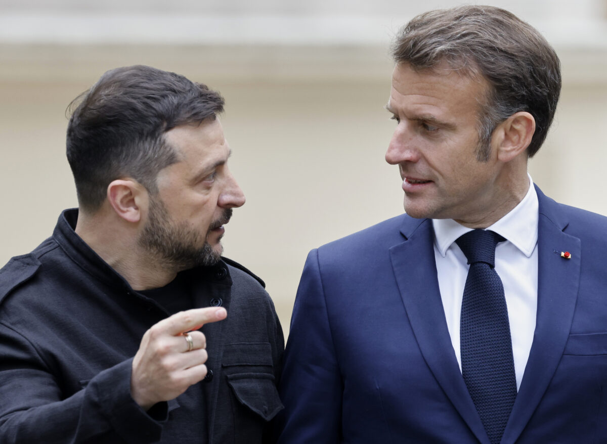 Ukraine: Zelensky arrives in France, welcomed by Macron