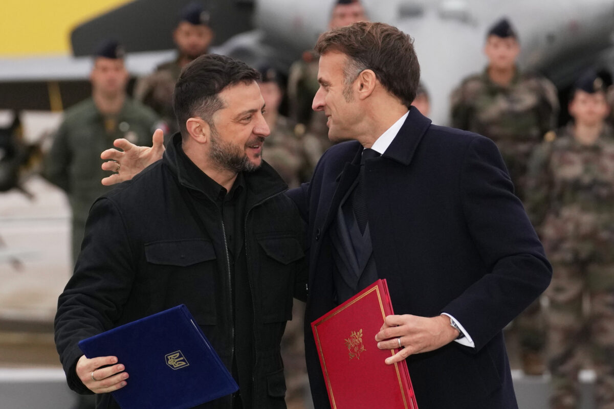Ukraine: Macron and Zelensky sign air defence agreement