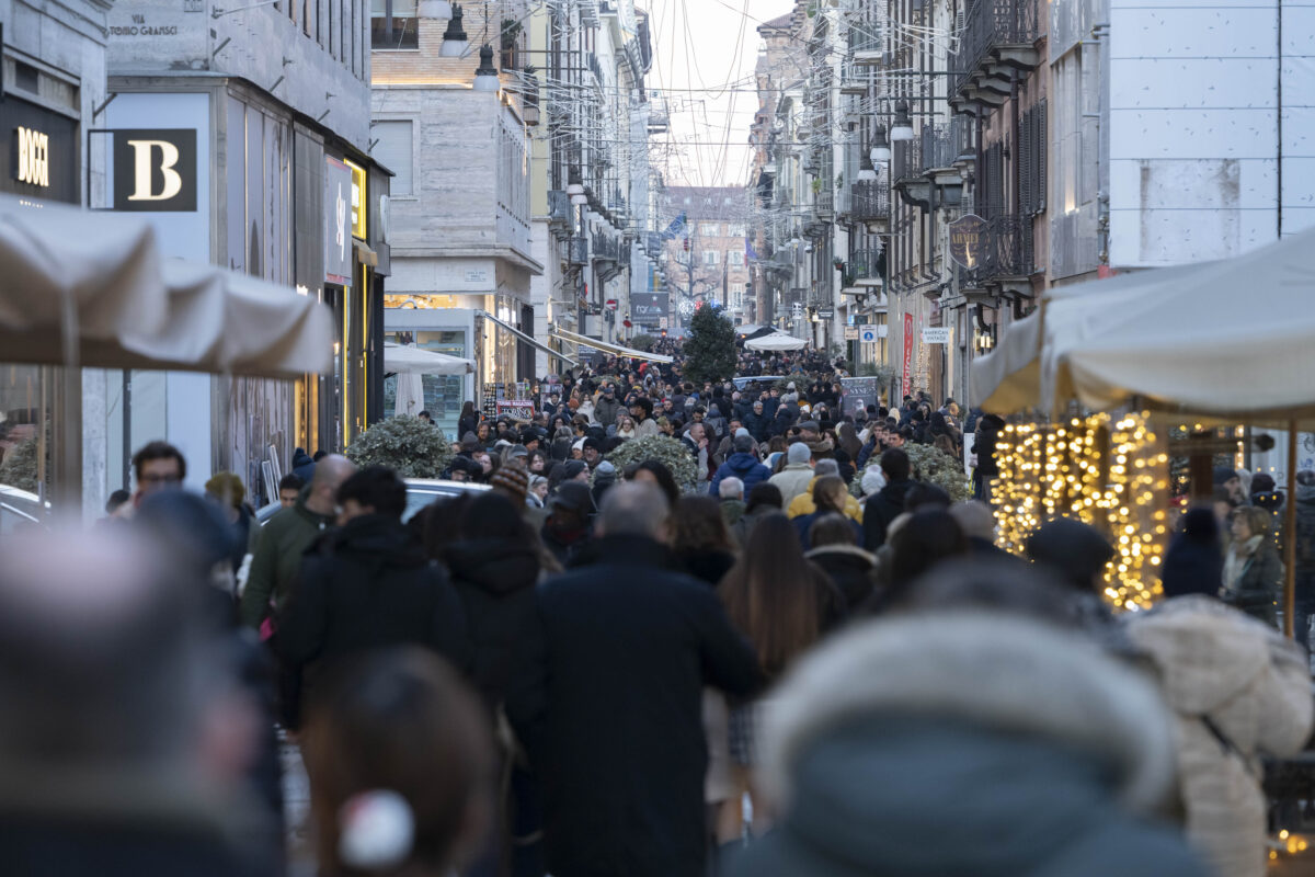 Christmas: Coldiretti-Ixè, £9.6 billion spent on gifts, 1 in 3 choose food and wine hampers