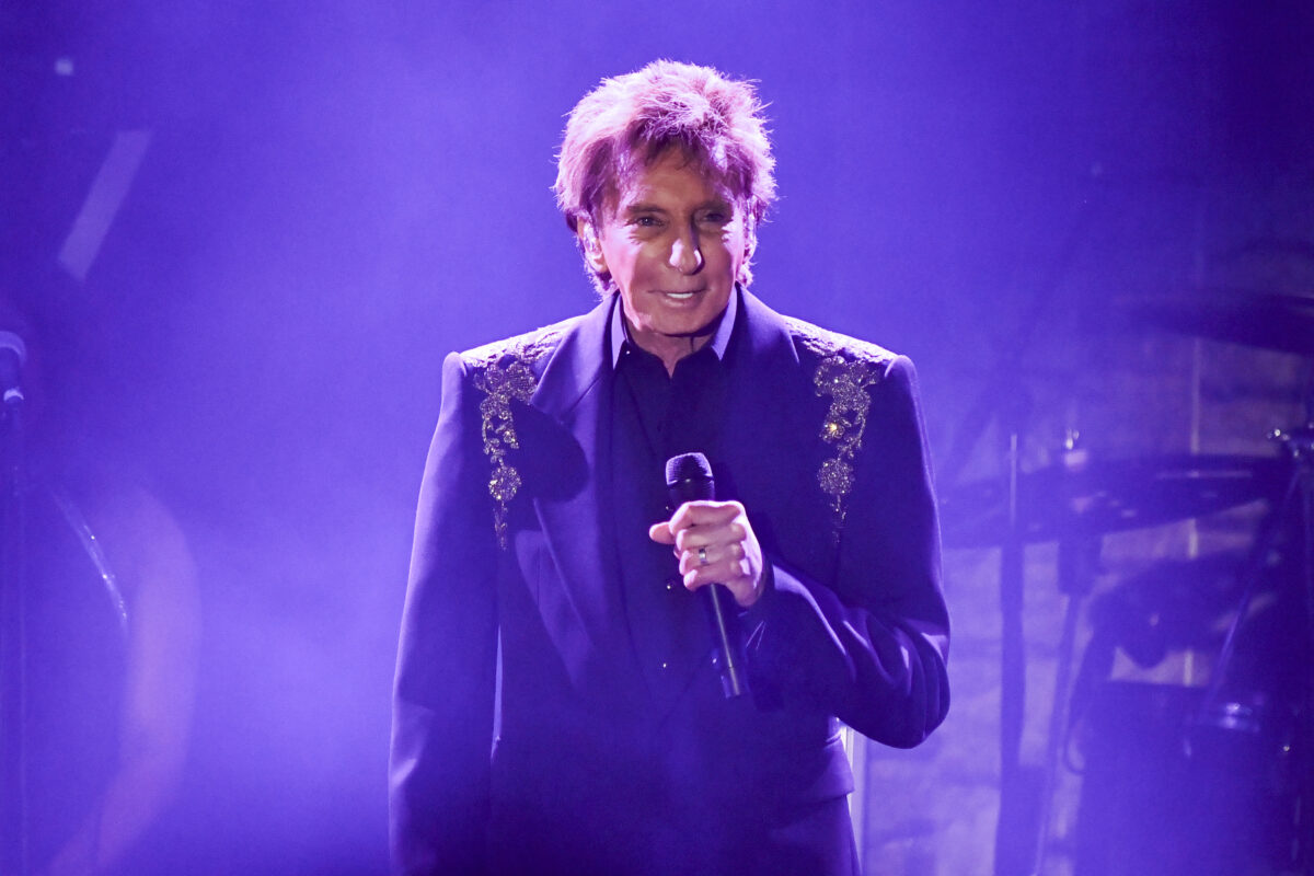 Singer Barry Manilow announces he has lung cancer Singer Barry Manilow announces he has lung cancer