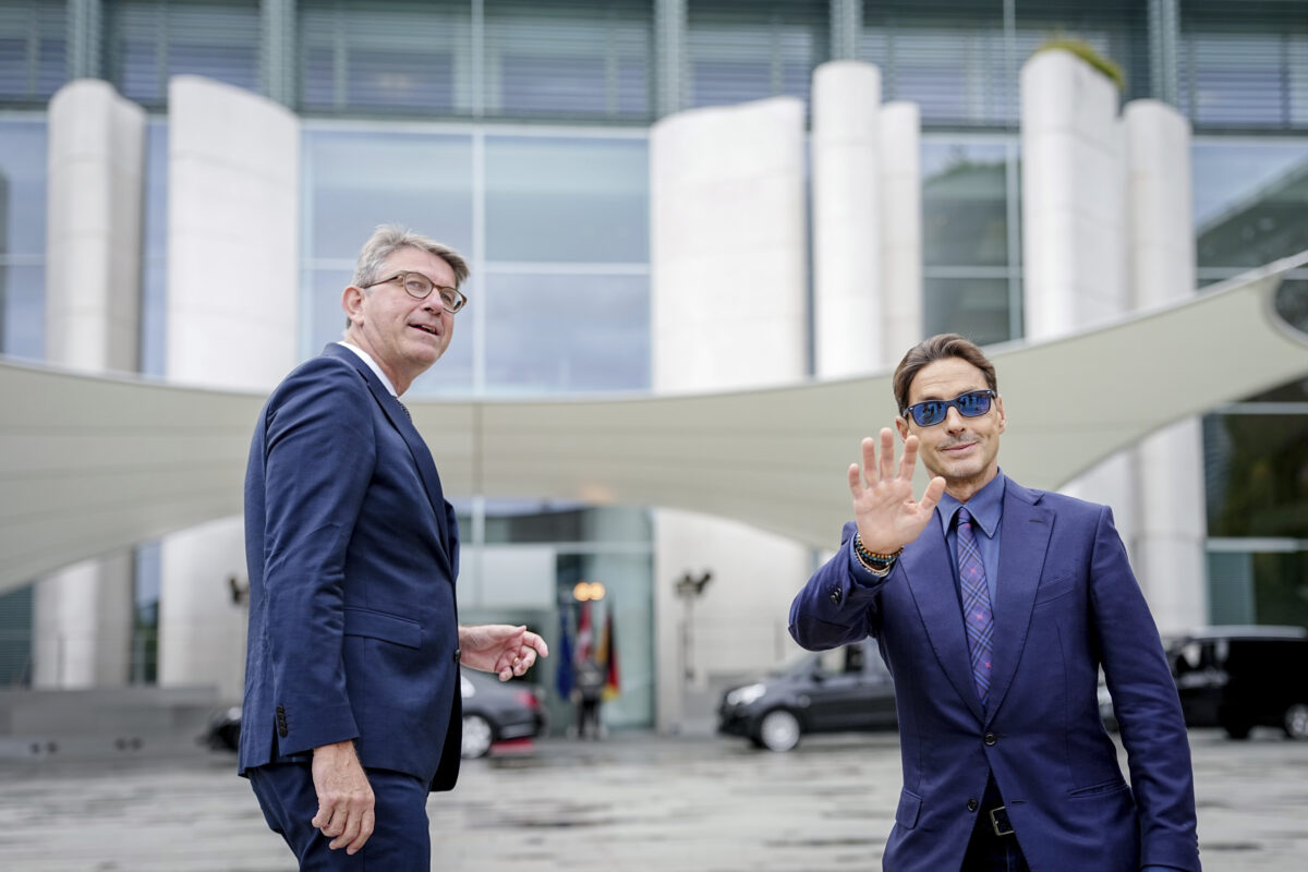 “Thank you, Checco”, Pier Silvio Berlusconi thanks Zalone for the success of Buen Camino “Thank you, Checco”, Pier Silvio Berlusconi thanks Zalone for the success of Buen Camino