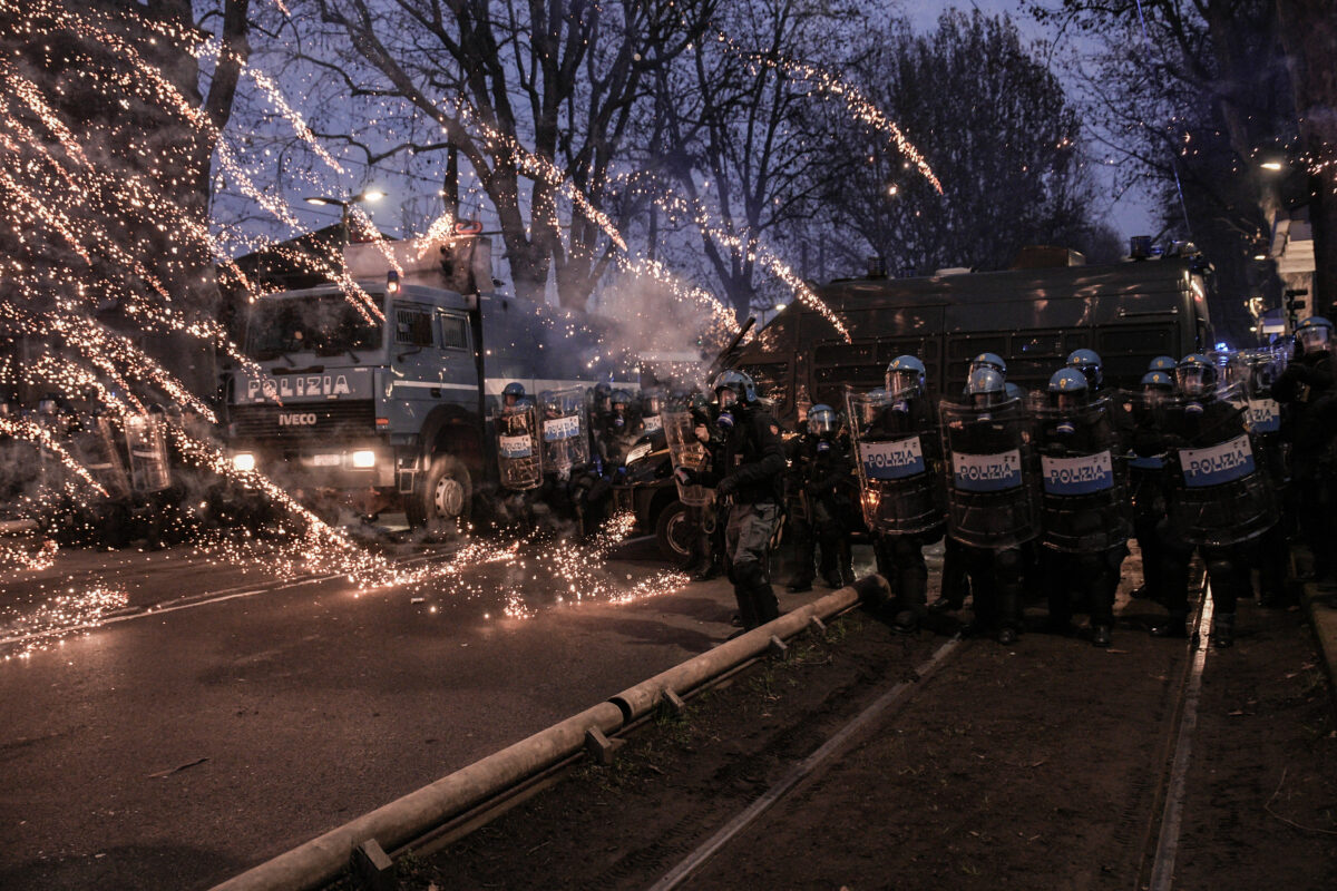 Askatasuna: officer assaulted, they surrounded me and struck me from behind Askatasuna: officer assaulted, they surrounded me and struck me from behind