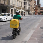 Caporalato, prosecutor: “Glovo should regularize 40,000 riders”
