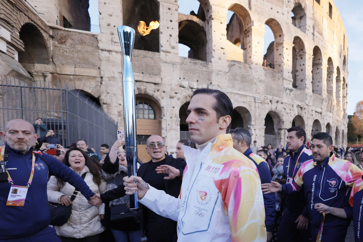 Milan-Cortina, Achille Lauro on stage at the closing ceremony