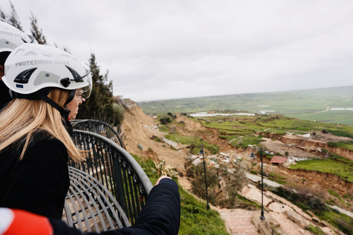 Niscemi, Meloni visits the red zone: ‘Never stop or give up’