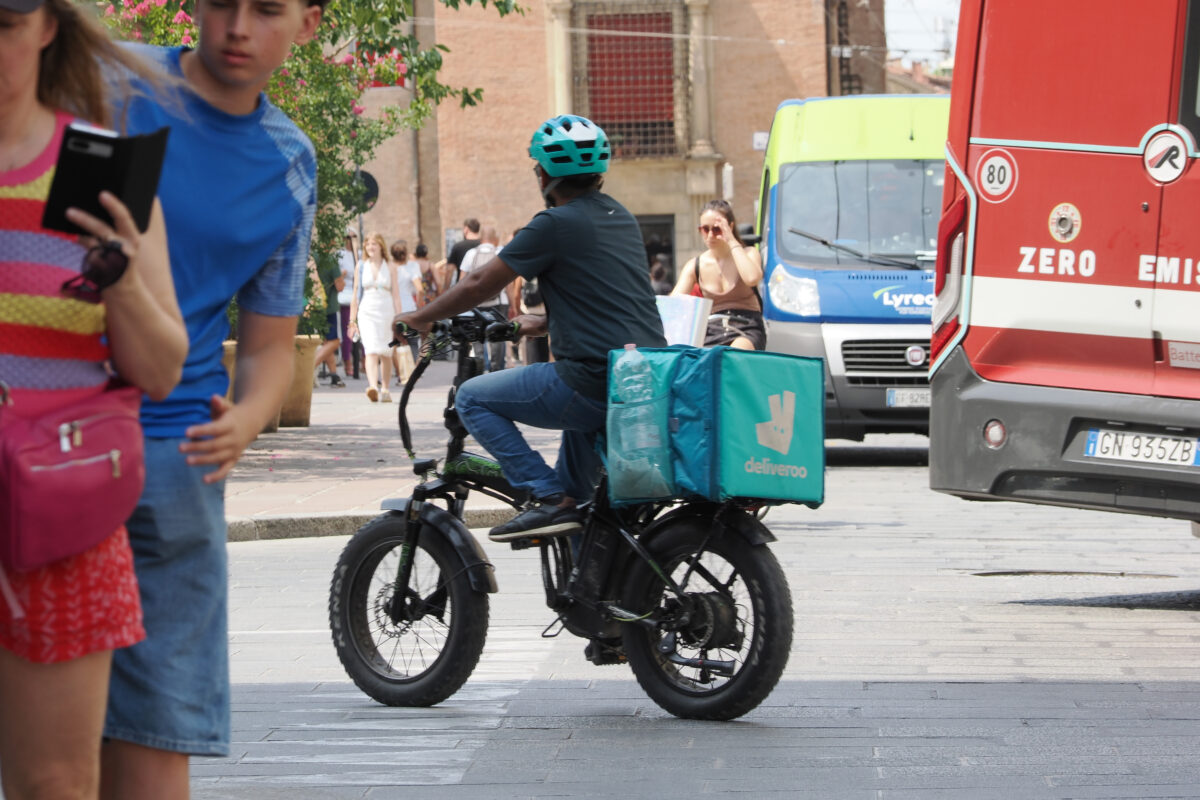 Deliveroo under investigation, 20,000 riders with wages 90% below the poverty line