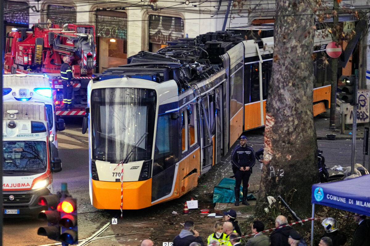 Tram derails in Milan: driver admits feeling unwell, mobile phone seized Tram derails in Milan: driver admits feeling unwell, mobile phone seized