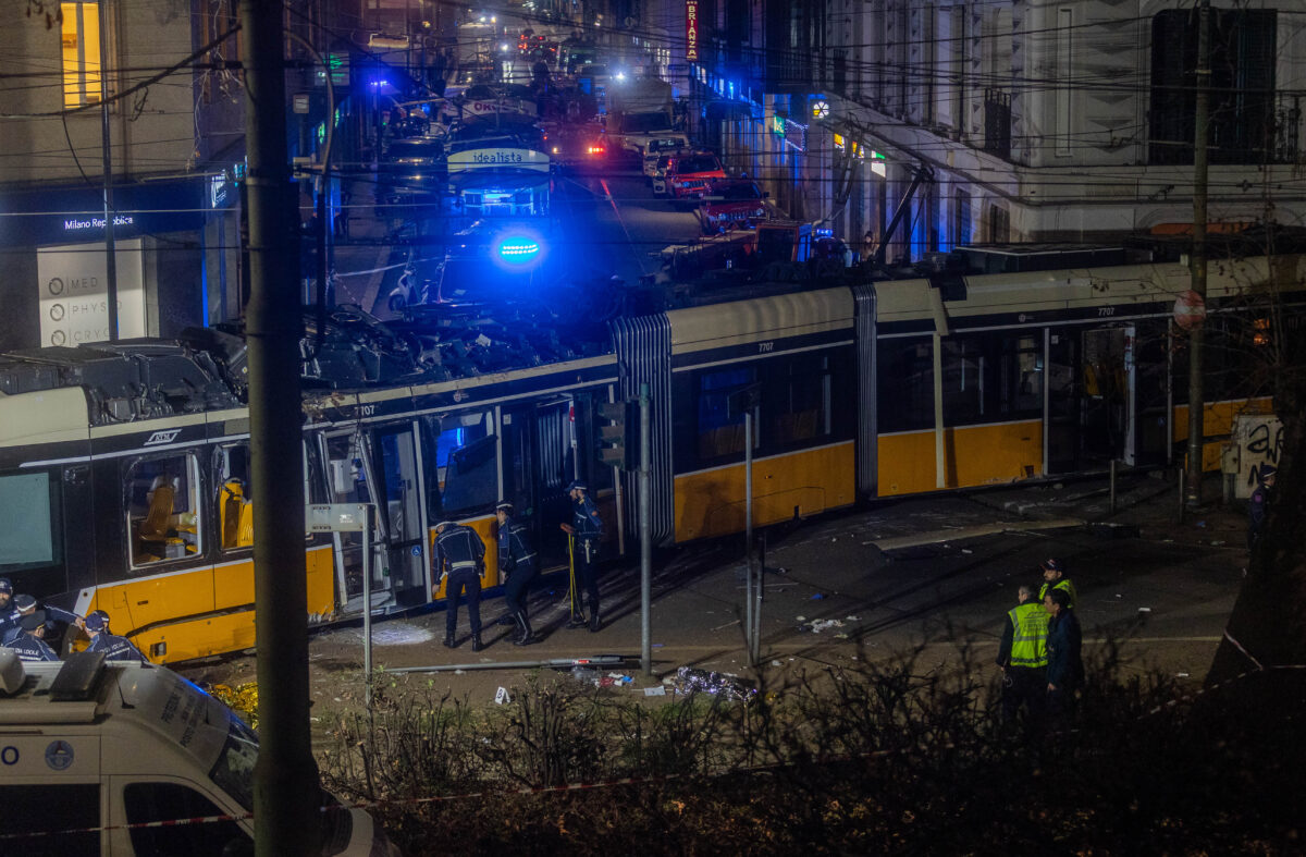 Tram derailed: traffic resumes in Milan after vehicle removal Tram derailed: traffic resumes in Milan after vehicle removal