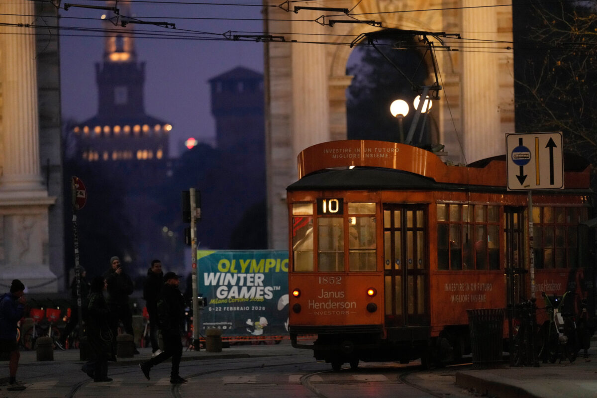 Milan: tram without passengers derails, bolt on rails