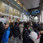 Hoepli: hundreds attend flash mob, messages in the shop window and staff staging a sit-in