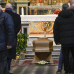 Enrica Bonaccorti: a moved crowd at the funeral, the coffin carried out to the music of Renato Zero