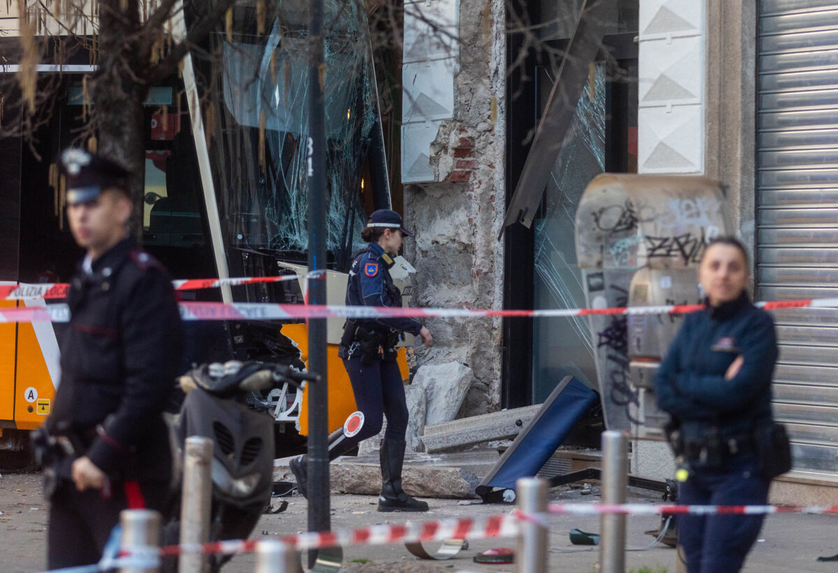 Tram derails in Milan; ATM: ‘Mobile phone use is a very serious offence for everyone’