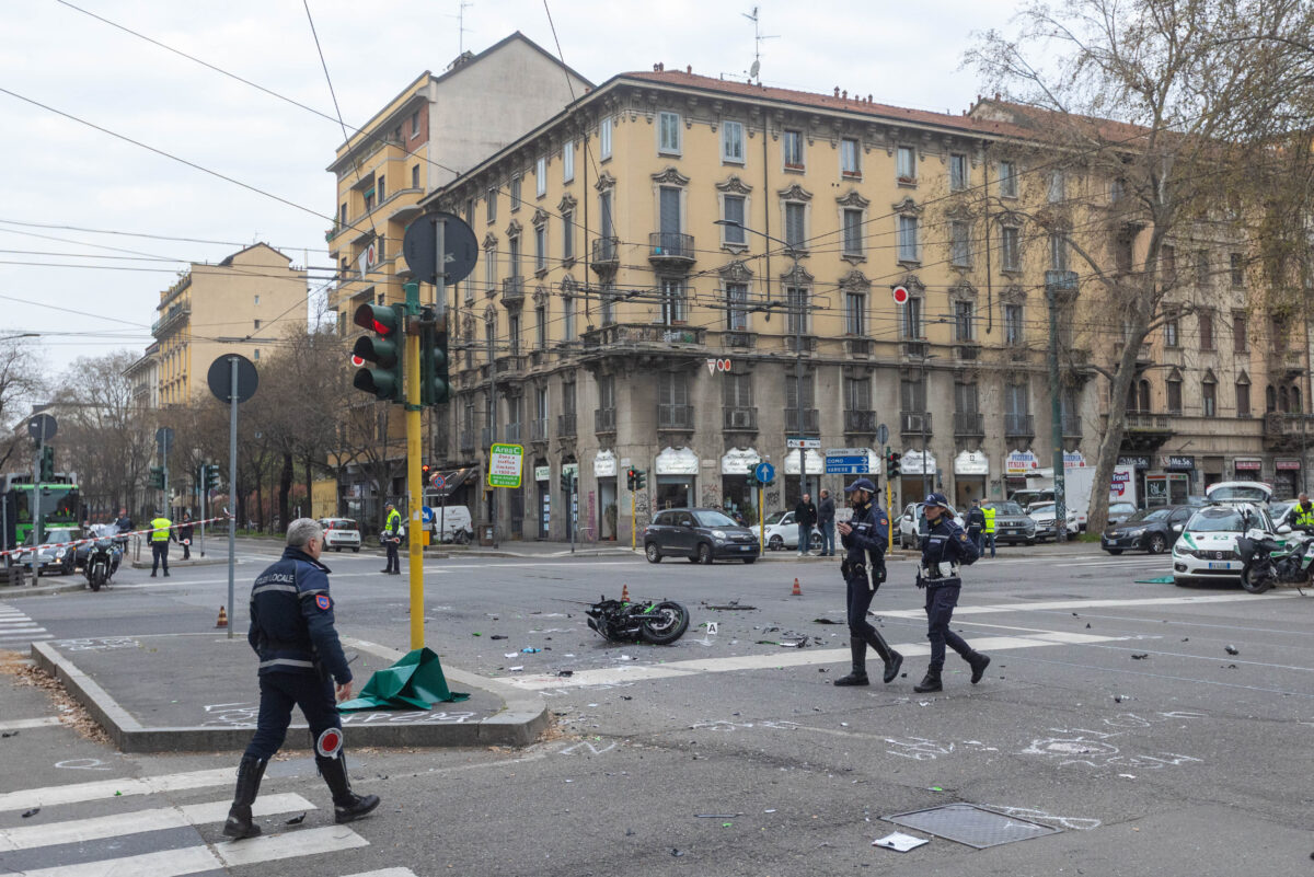 Road accidents, people in their 20s killed in Milan: motorcycle ran a red light