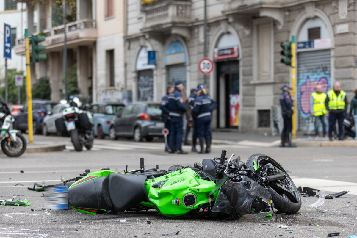 Road accidents, car-motorcycle collision: two people in their 20s die in Milan