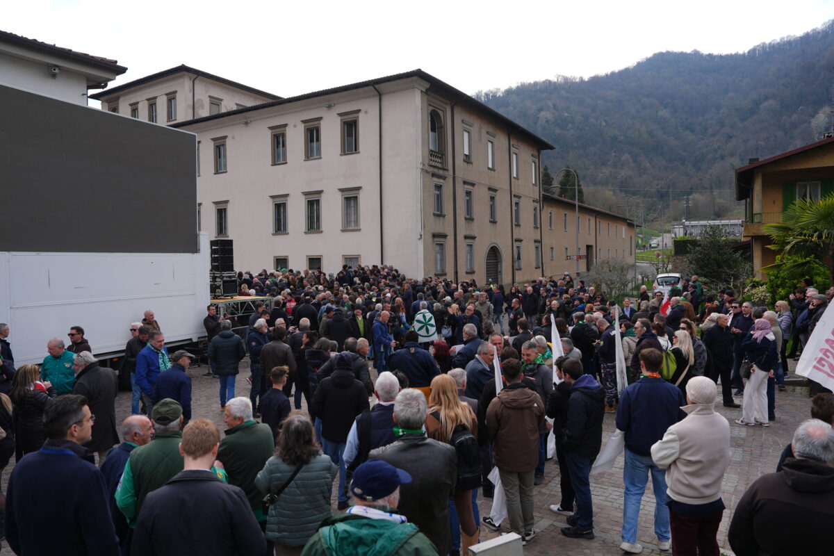 Bossi: Crowds of Lega Nord supporters in Pontida await the funeral, “Free Padania”