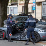 Milan, Porsche crashes into parked cars: 21-year-old dead