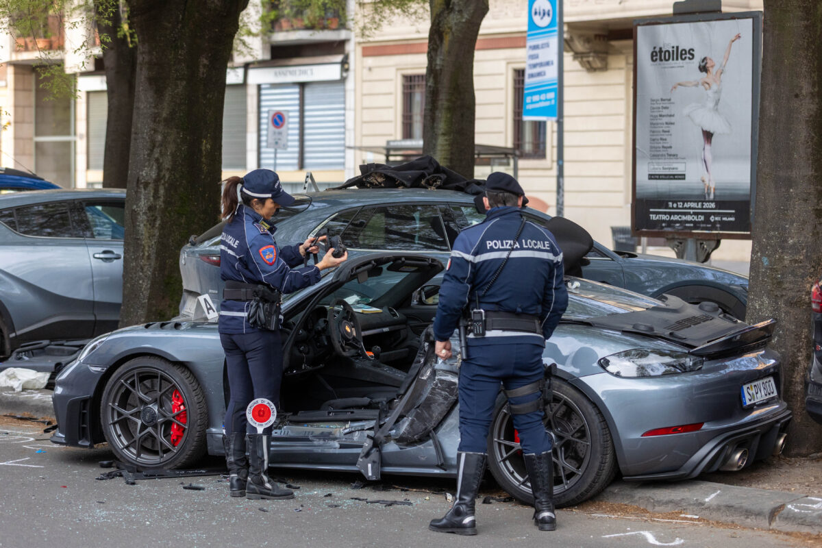 Milan, Porsche crashes into parked cars: 21-year-old dead Milan, Porsche crashes into parked cars: 21-year-old dead