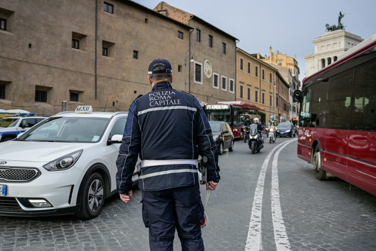 Rome: man threatens police officer on a bike and knocks him down; suspected attempted murder