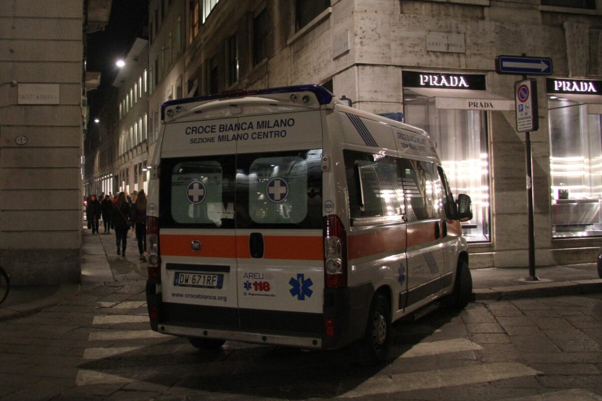 Milan: two sisters hit by a car; one has died Milan: two sisters hit by a car; one has died