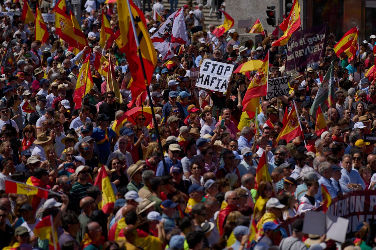 Spain: 3 arrests and 7 officers slightly injured at demonstration against Sanchez Spain: 3 arrests and 7 officers slightly injured at demonstration against Sanchez