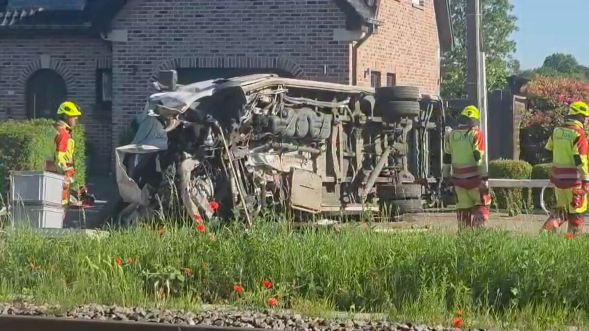 Belgium: train collides with school bus at level crossing, at least four dead Belgium: train collides with school bus at level crossing, at least four dead