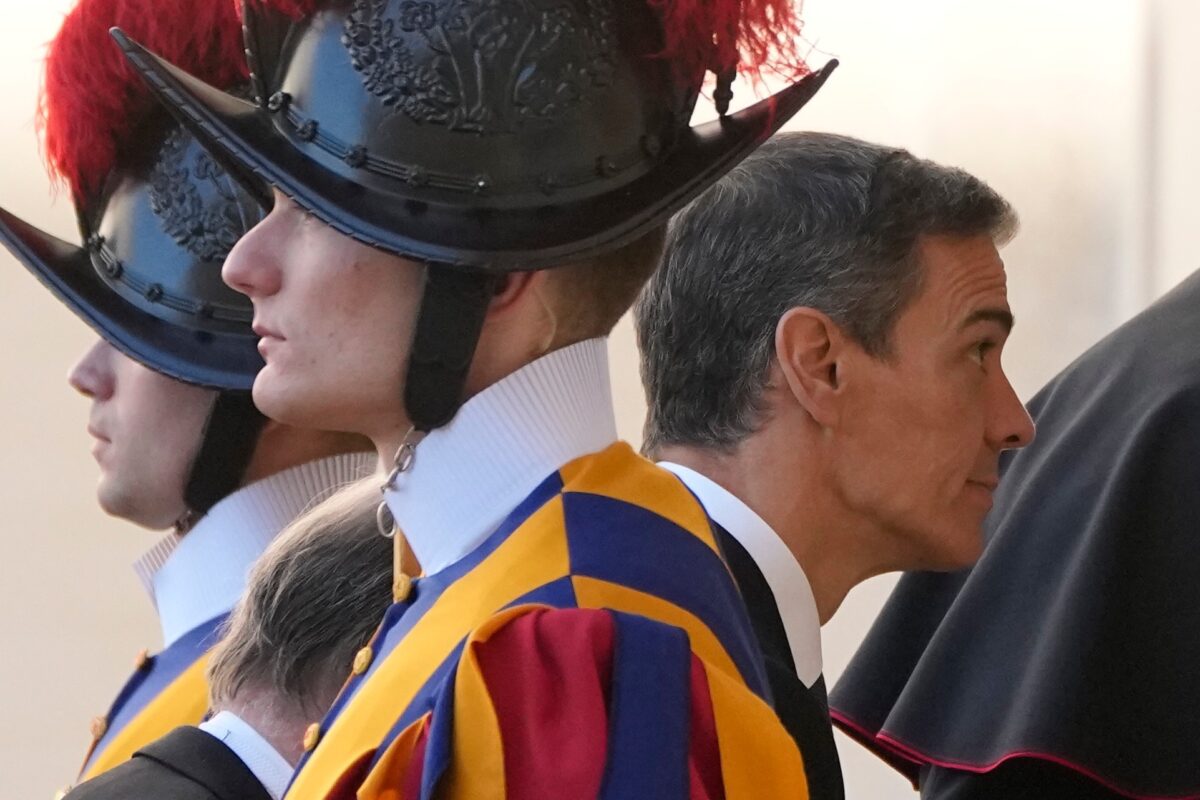 Sánchez: ‘We are on the same wavelength as the Pope on migrants; he is interested in our policy’ Sánchez: ‘We are on the same wavelength as the Pope on migrants; he is interested in our policy’