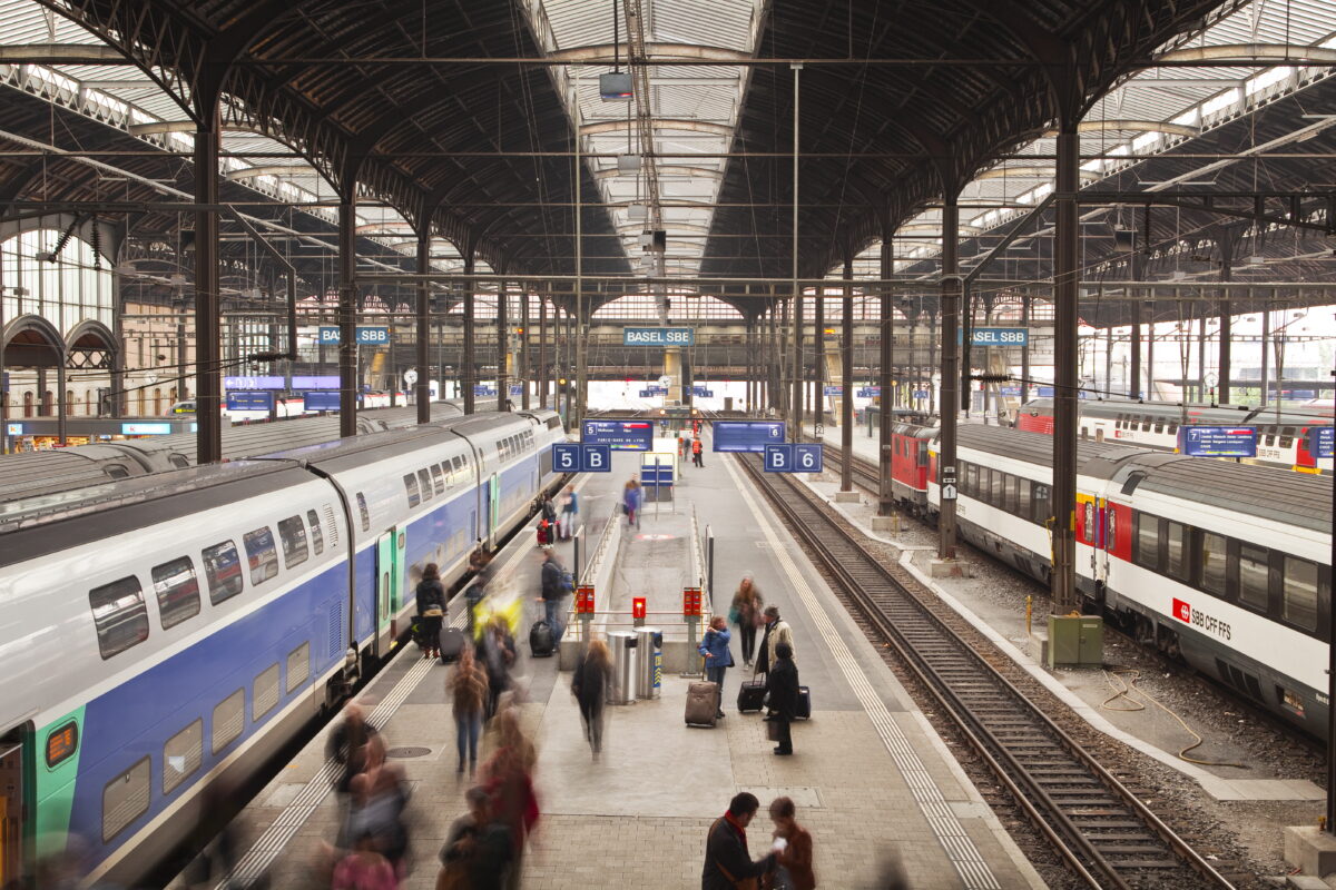 Switzerland: Man armed with a knife attacks people at Winterthur station Switzerland: Man armed with a knife attacks people at Winterthur station