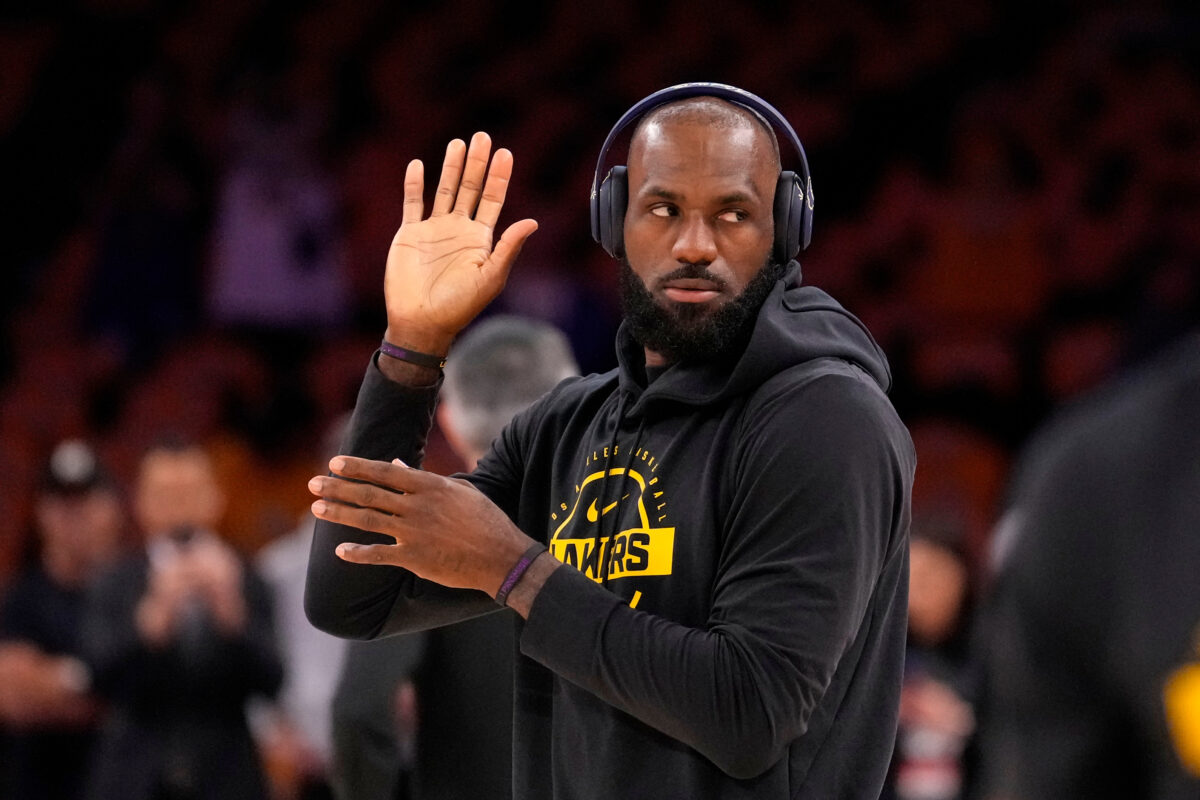 LeBron James plays golf overlooking the sea in Capri; Codacons takes action over golf balls in the water