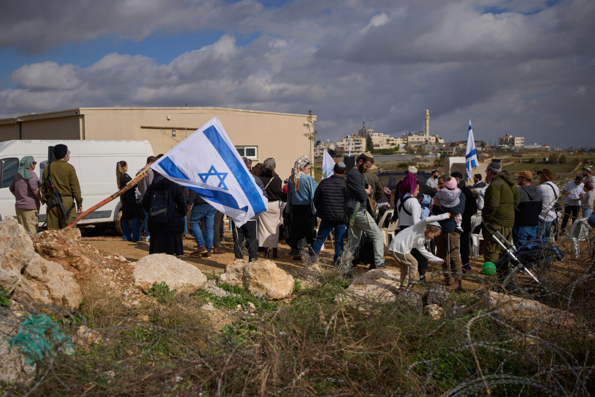 West Bank: 9 injured in attack by Israeli settlers south of Nablus West Bank: 9 injured in attack by Israeli settlers south of Nablus
